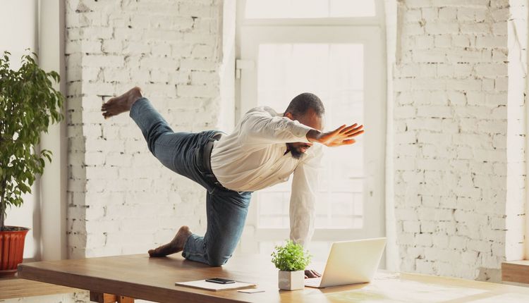 Einfache Übungen fürs Homeoffice am Tisch